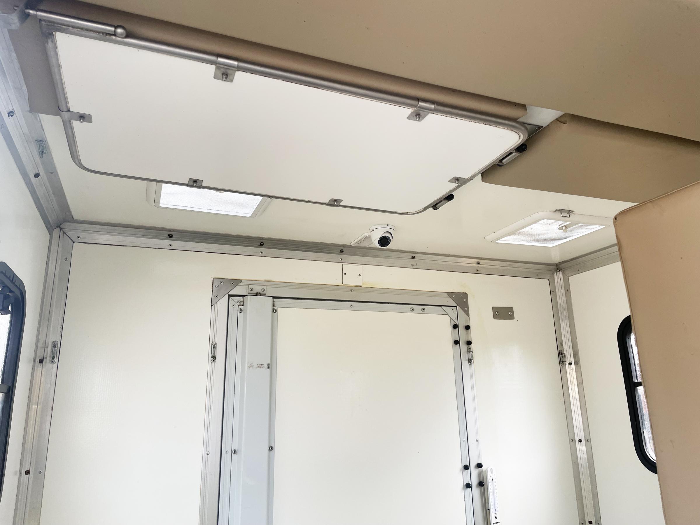 Har du hästar som du inte vill ska tjafsa med varandra? Den här bilen har hingstskydd som du enkelt fäller ner, och så är det problemet ur världen. Kameran gör att du hela tiden har koll på hästarna under färd.