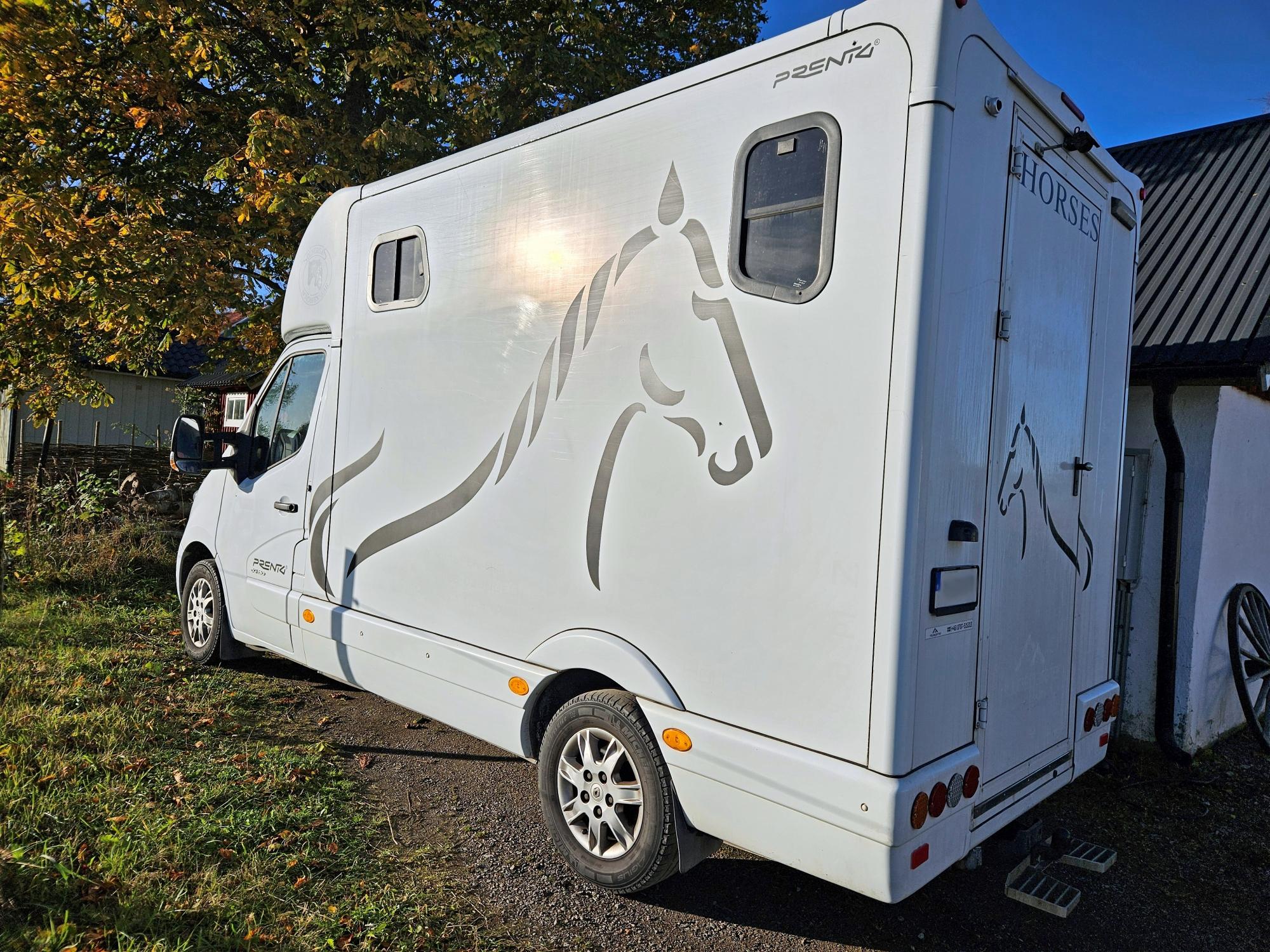 Dragkrok för upp till 2500 kg (om du har BE-behörighet), och fotsteg för lättare uppstigning i lastutrymmet. Hela bilen är under 6 meter: Billigare vid färjeturer till Gotland, Finland och Danmark.