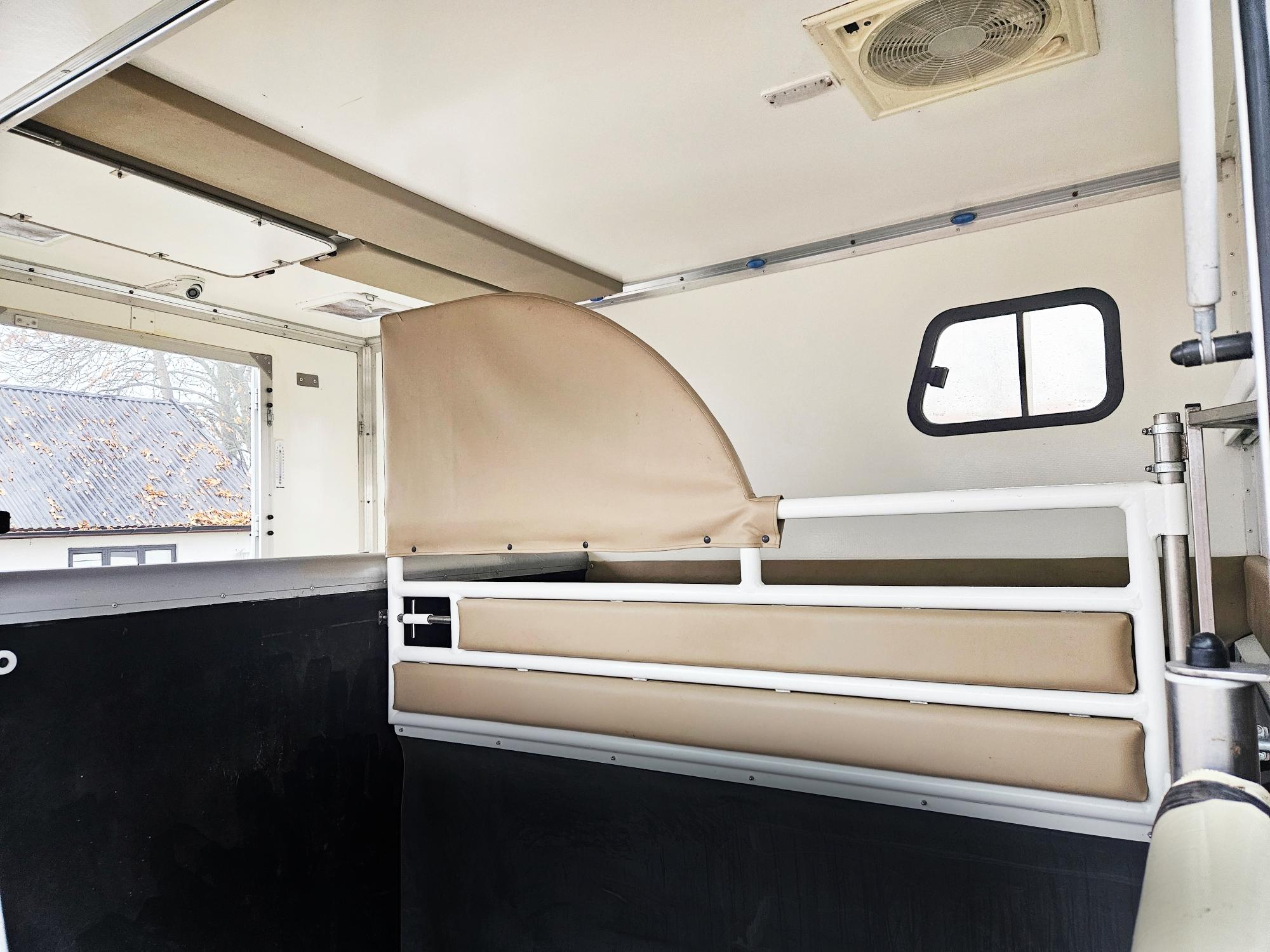 Mellanväggen är skjutbar i sidled, ifall du behöver transportera ett sto med föl eller en häst som behöver extra utrymme att bredda ut bakbenen.