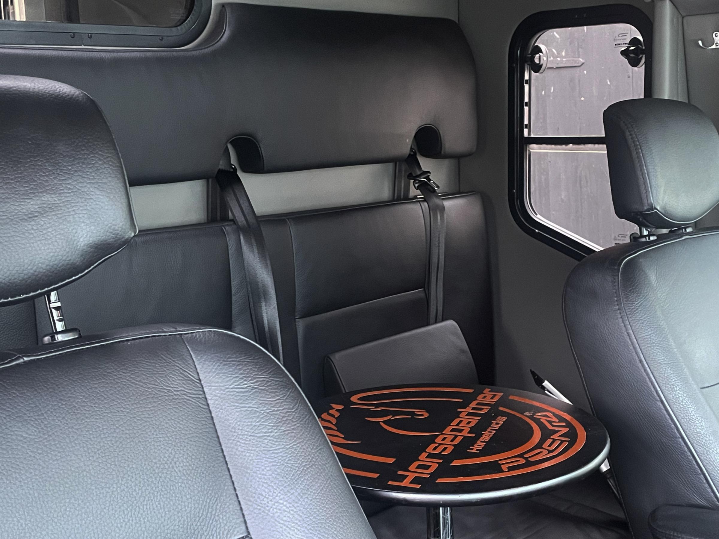 Med baksäte får du upp till fem bältade platser, inkl föraren