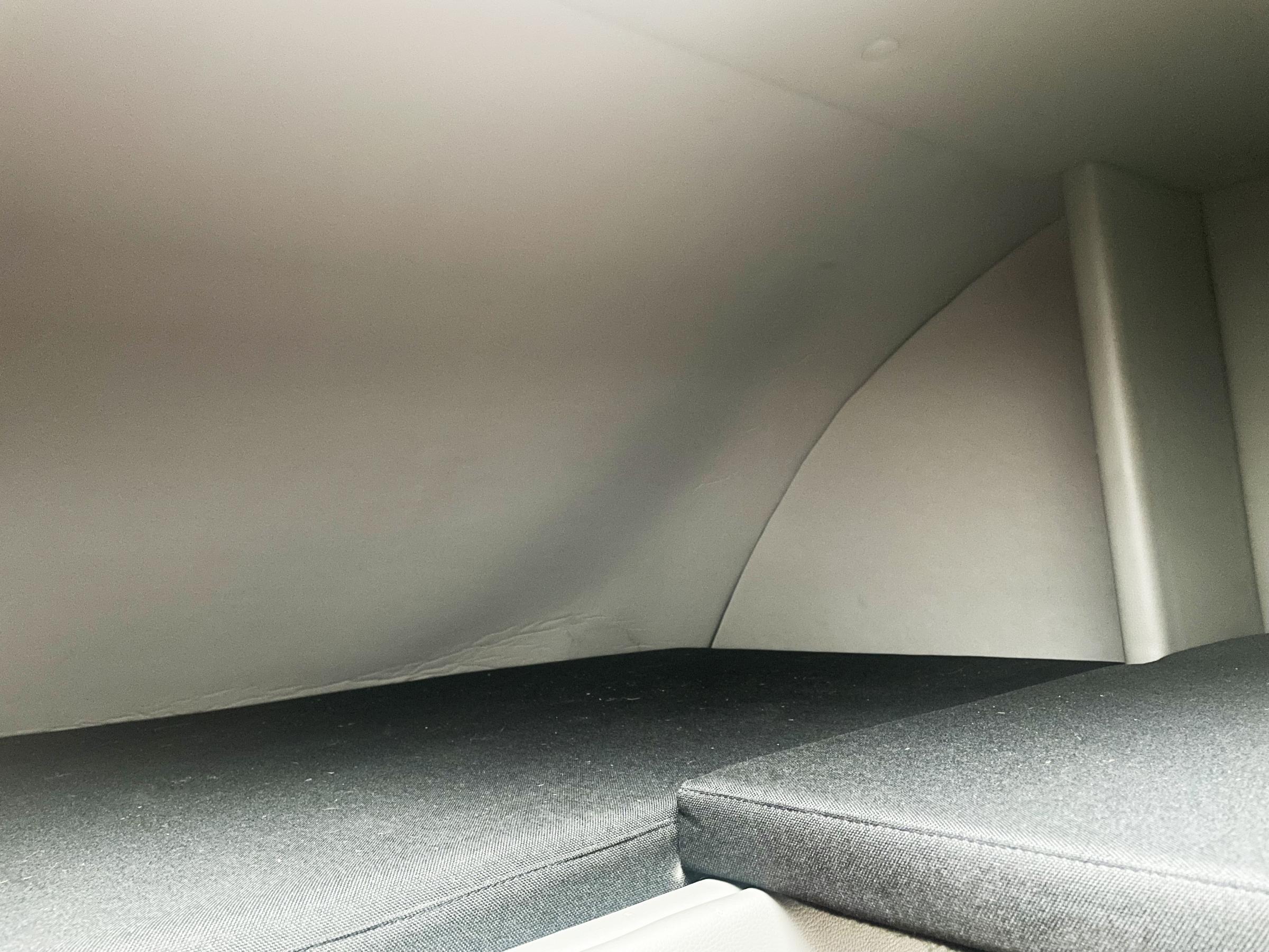 Ska du på meeting? Med sovutrymme ovanför hytten kan ni sova upp till tre personer i bilen. Du sparar in på hotellkostnaden.