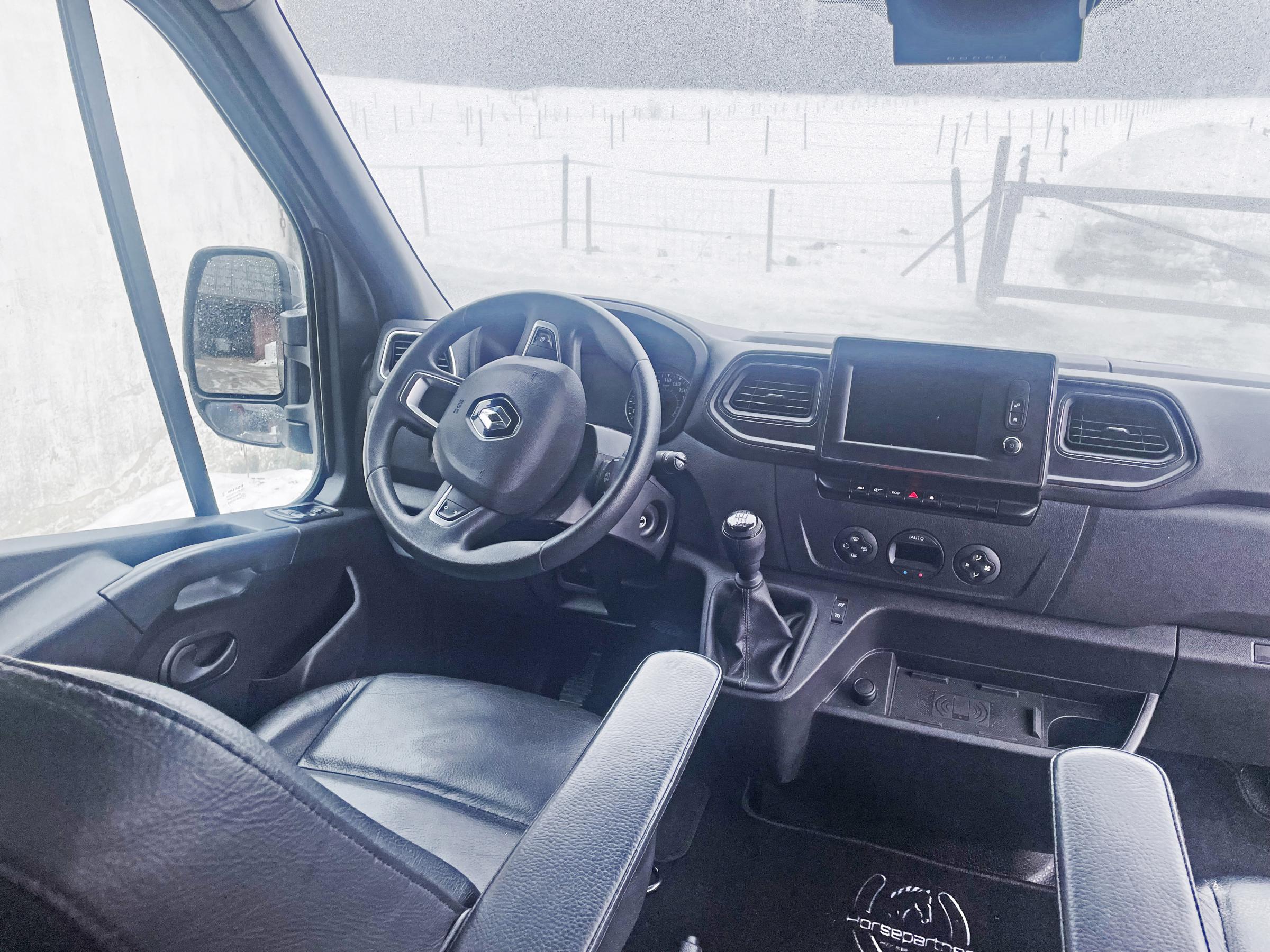 Modern och bekväm förarplats. Manuell växellåda med 6 växlar. Hästkamera och backkamera ingår naturligtvis, liksom laddplatta för mobilen.
