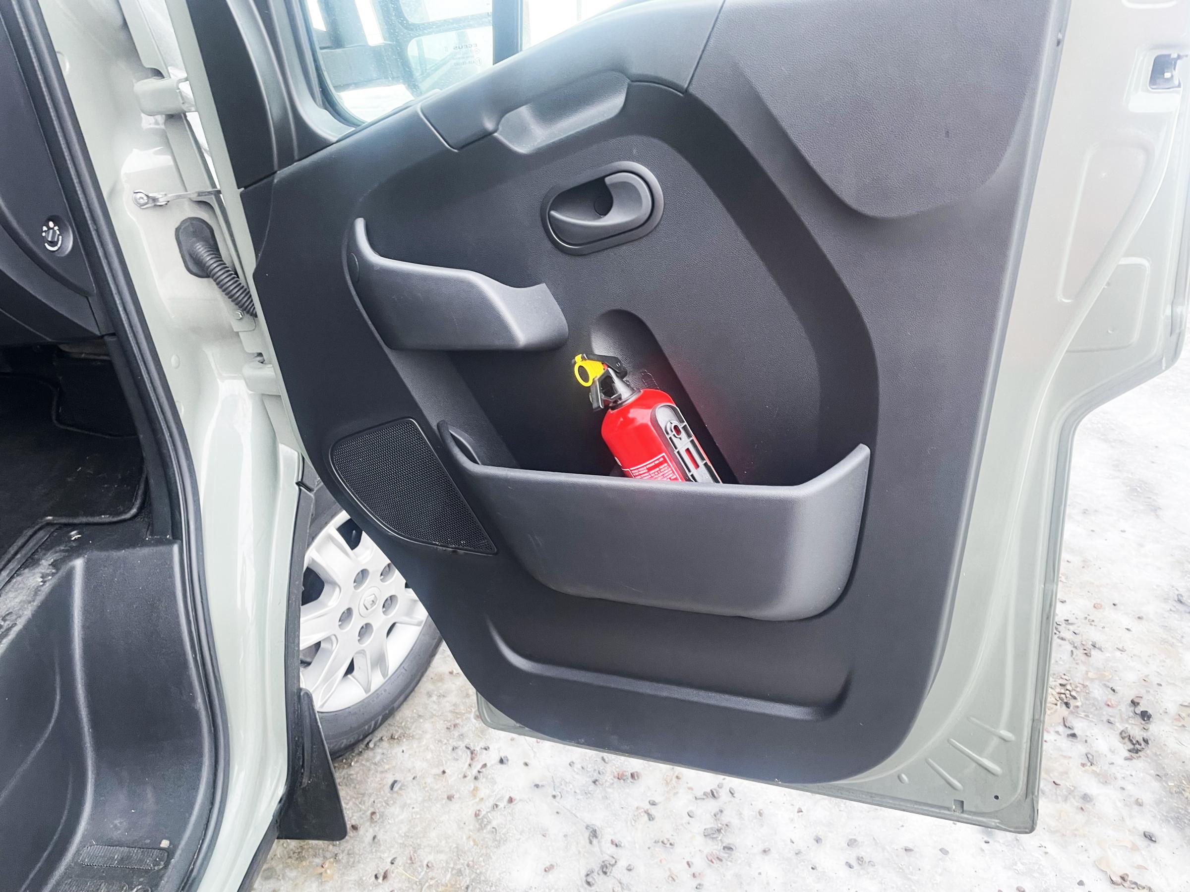 Säkerhet är viktigt för oss på Horsecab. Brandsläckare är ett exempel - här lättillgängligt placerad i passagerardörren.