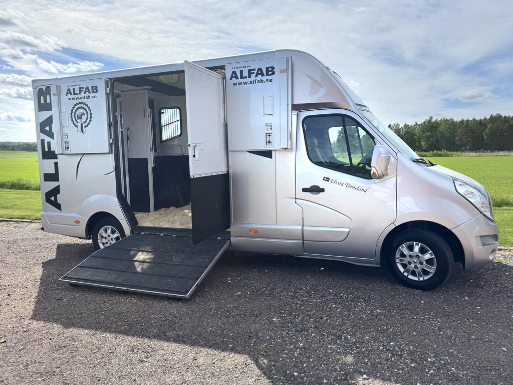 Rampen är bred för att vara inbjudande för dom flesta hästar