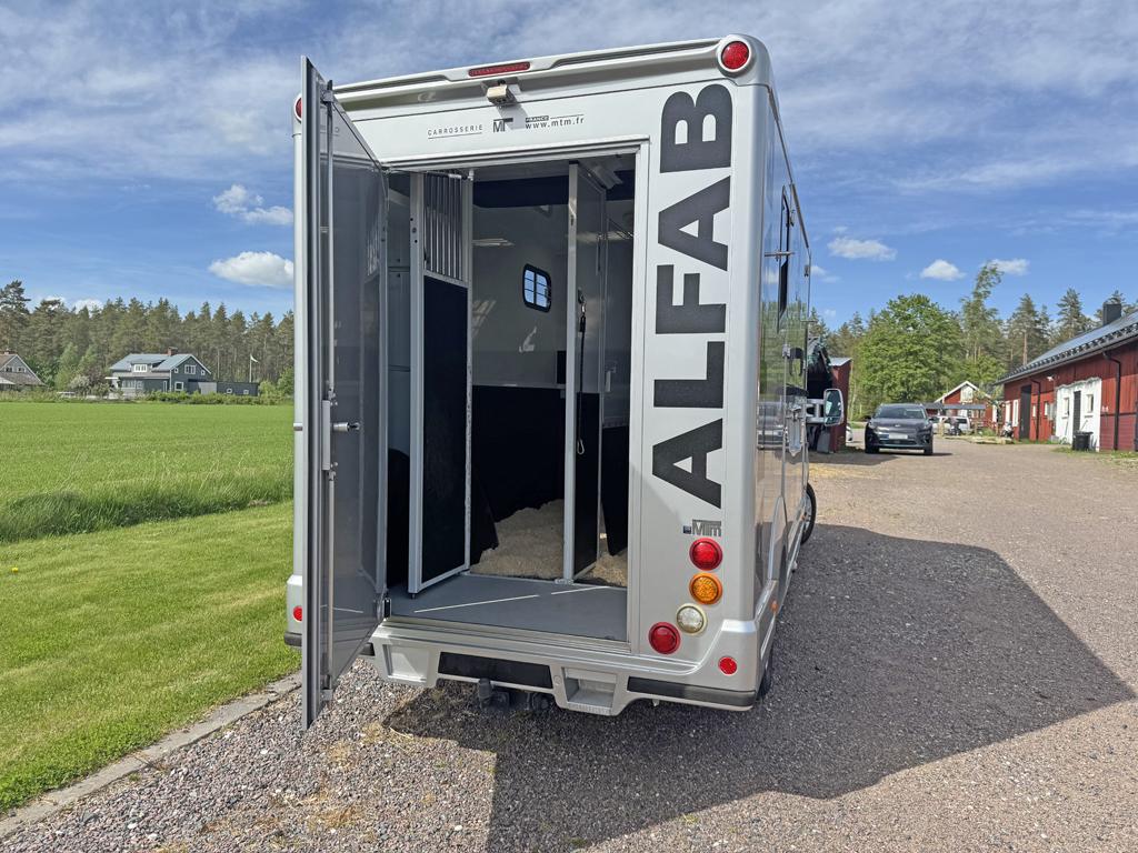 Genom bakdörren kommer du enkelt åt hästarna utan att behöva lasta ur dem. Dragkroken får dra 2500 kg om du har BE-behörighet, 750 kg för B/B96.