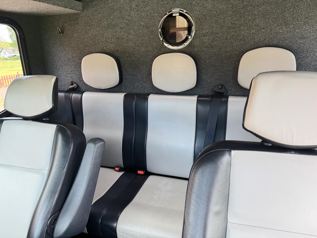 Upp till fem personer (inkl föraren) får åka i den här bilen. Baksätet och utrymmet ovanför framsätet ger plats för två sovande: Du slipper ta in på hotell när du är ute på meeting.