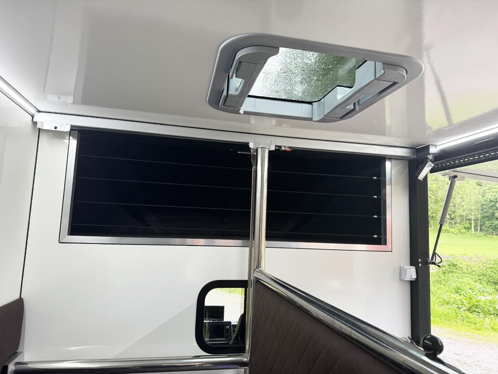 Taklucka för ljusinsläpp och luftombyte. Självklart finns även elektrisk fläkt som du styr från förarplatsen. Mellanväggen är lätt flyttbar i sidled om någon häst vill ha extra utrymme eller om du ska köra sto+föl.